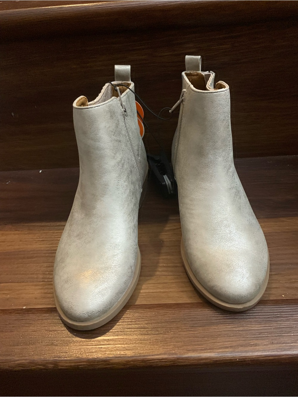 New Wonder Nation Kids Chelsea Ankle Boots in Light Gray. Size 1